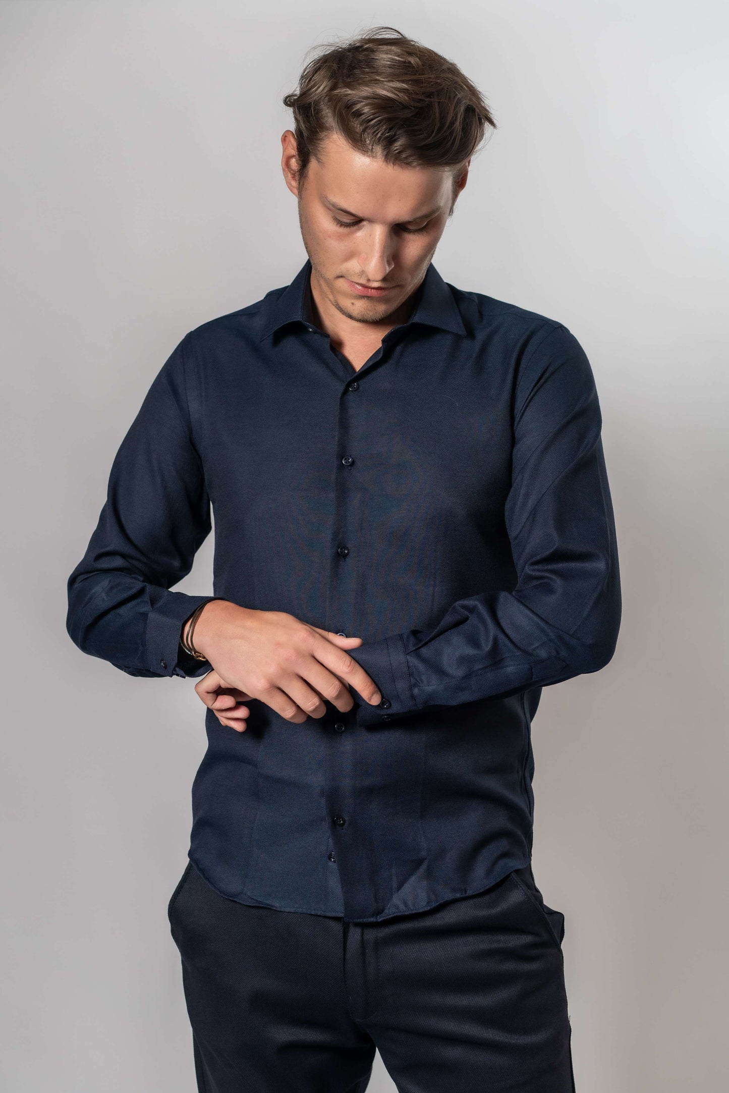 Man die donker blauw effen hemd van Suitify draagt