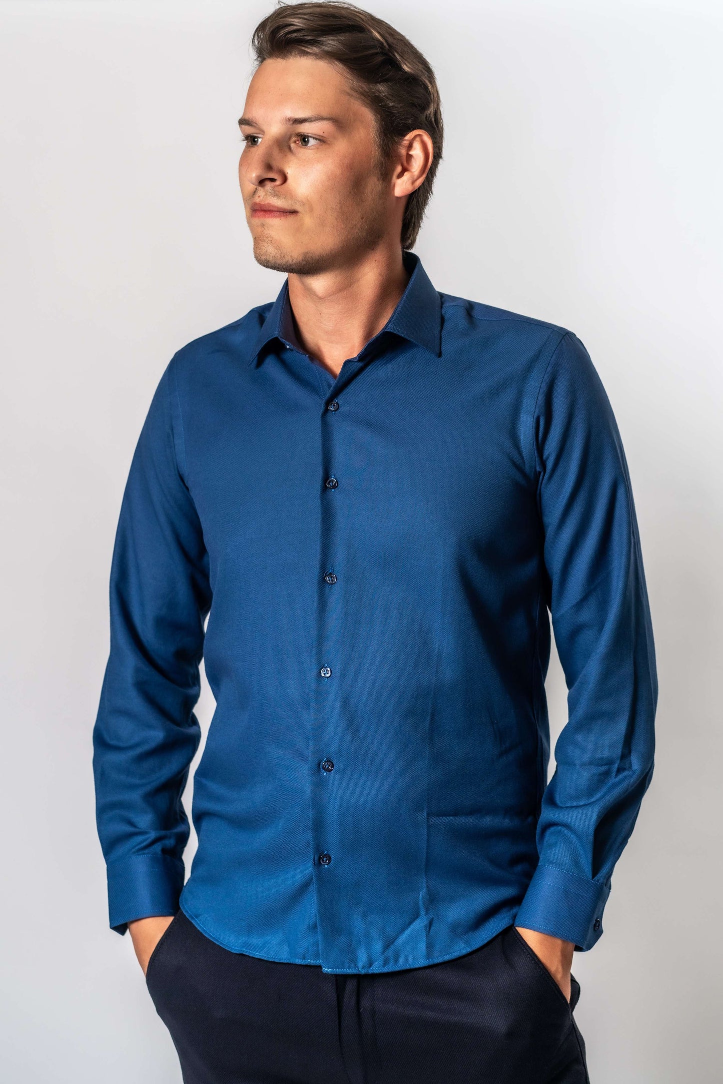 Man die blauw effen hemd van Suitify draagt