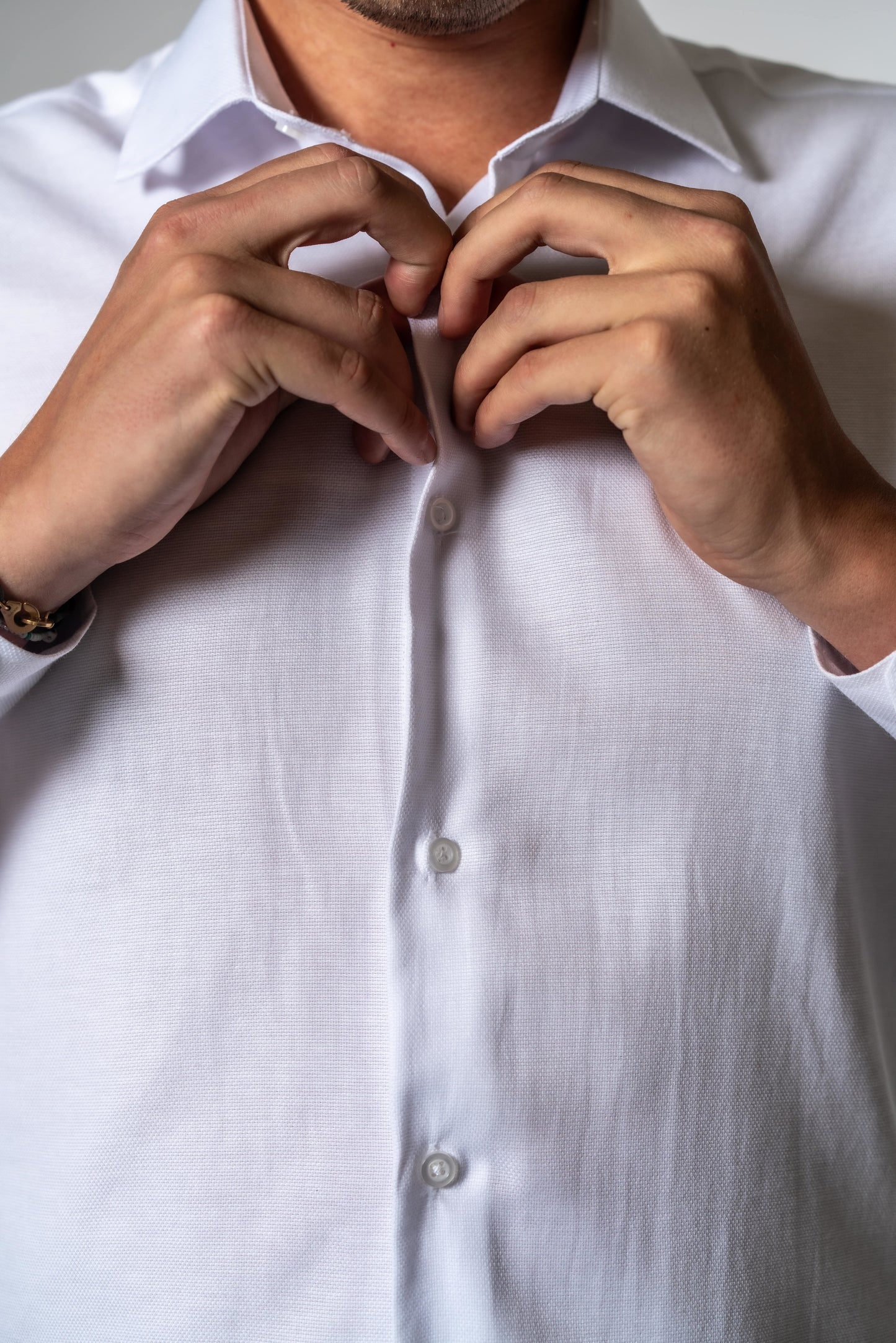 Details van wit effen hemd van Suitify
