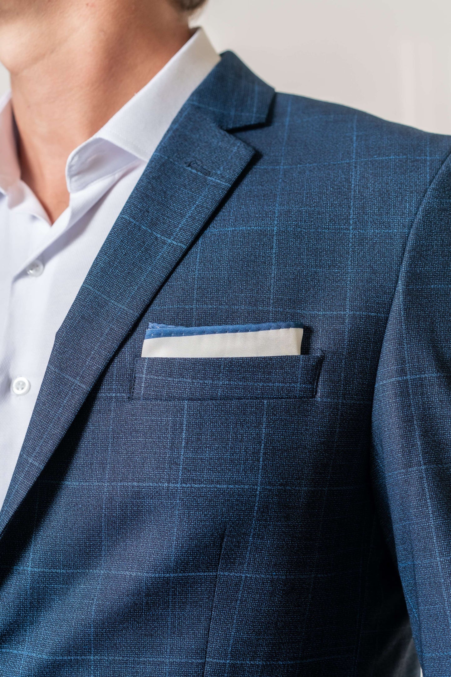 Details van donkerblauw geruit kostuum van Suitify