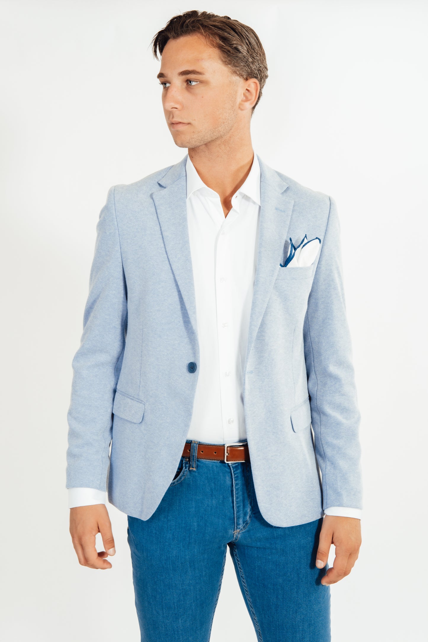 Man die een licht blauw effen vest van Suitify draagt