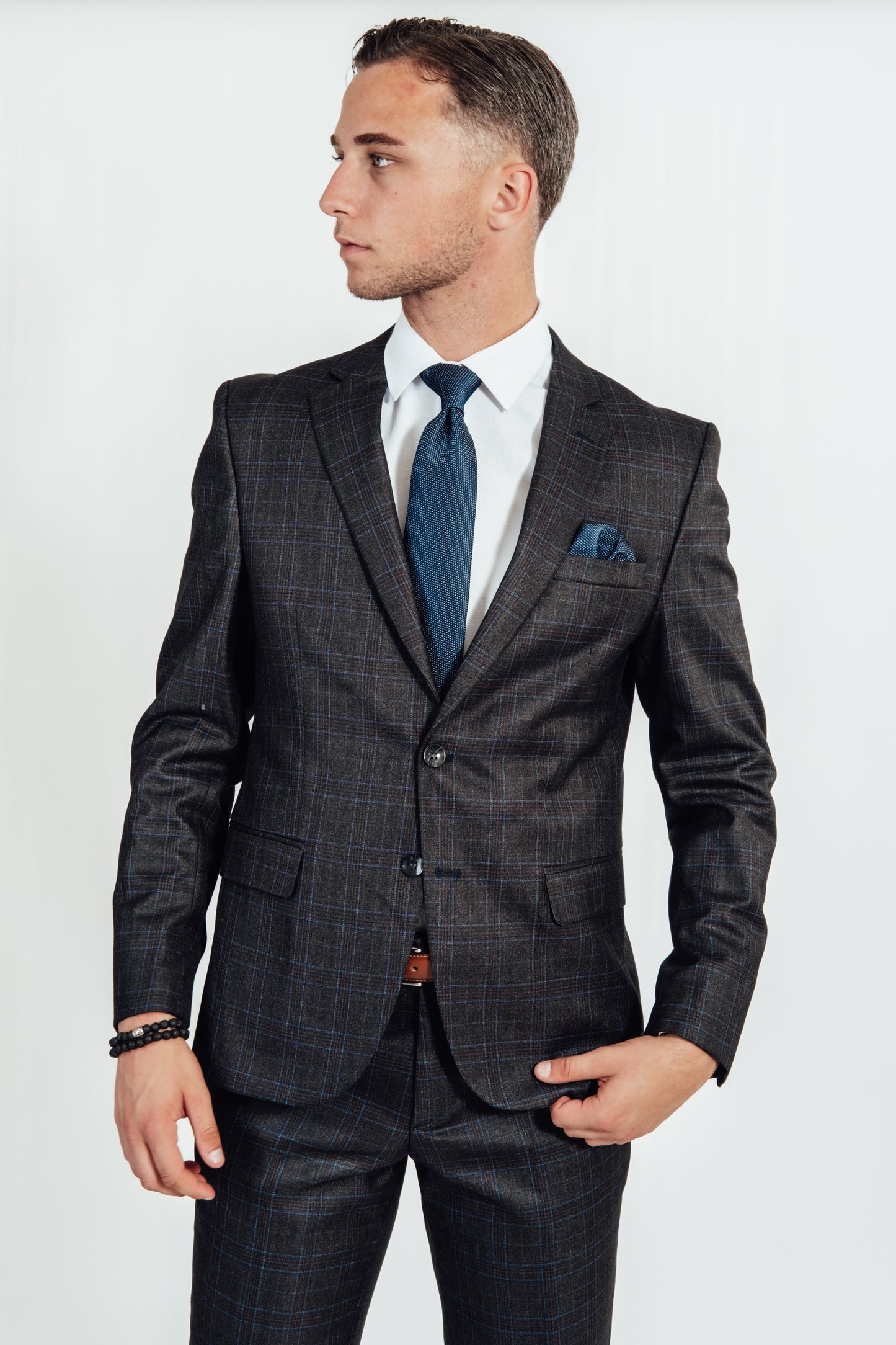 Model draagt donker blauw kostuum met kleine ruit van Suitify 3