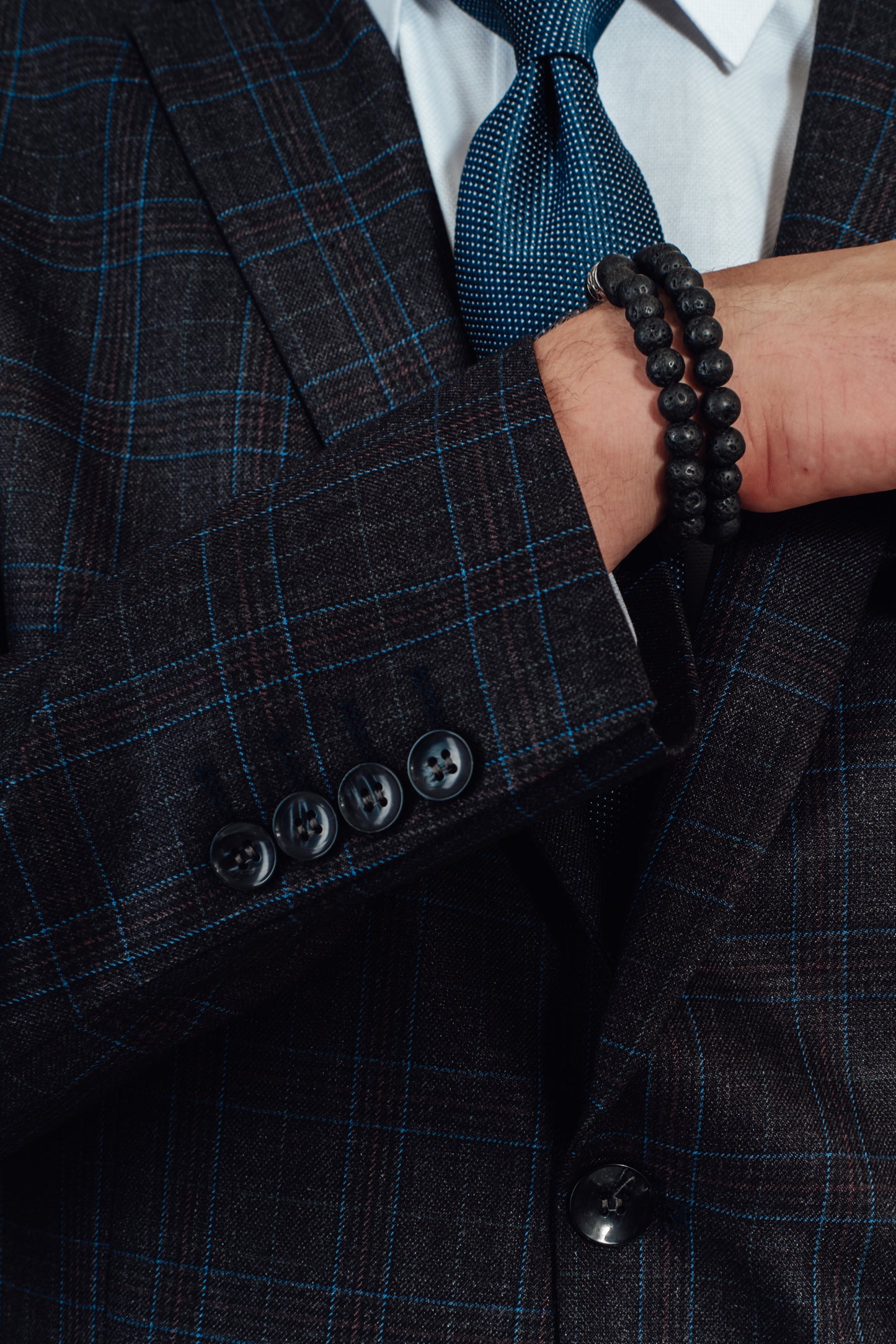 Close-up van details van donkerblauw kostuum van Suitify