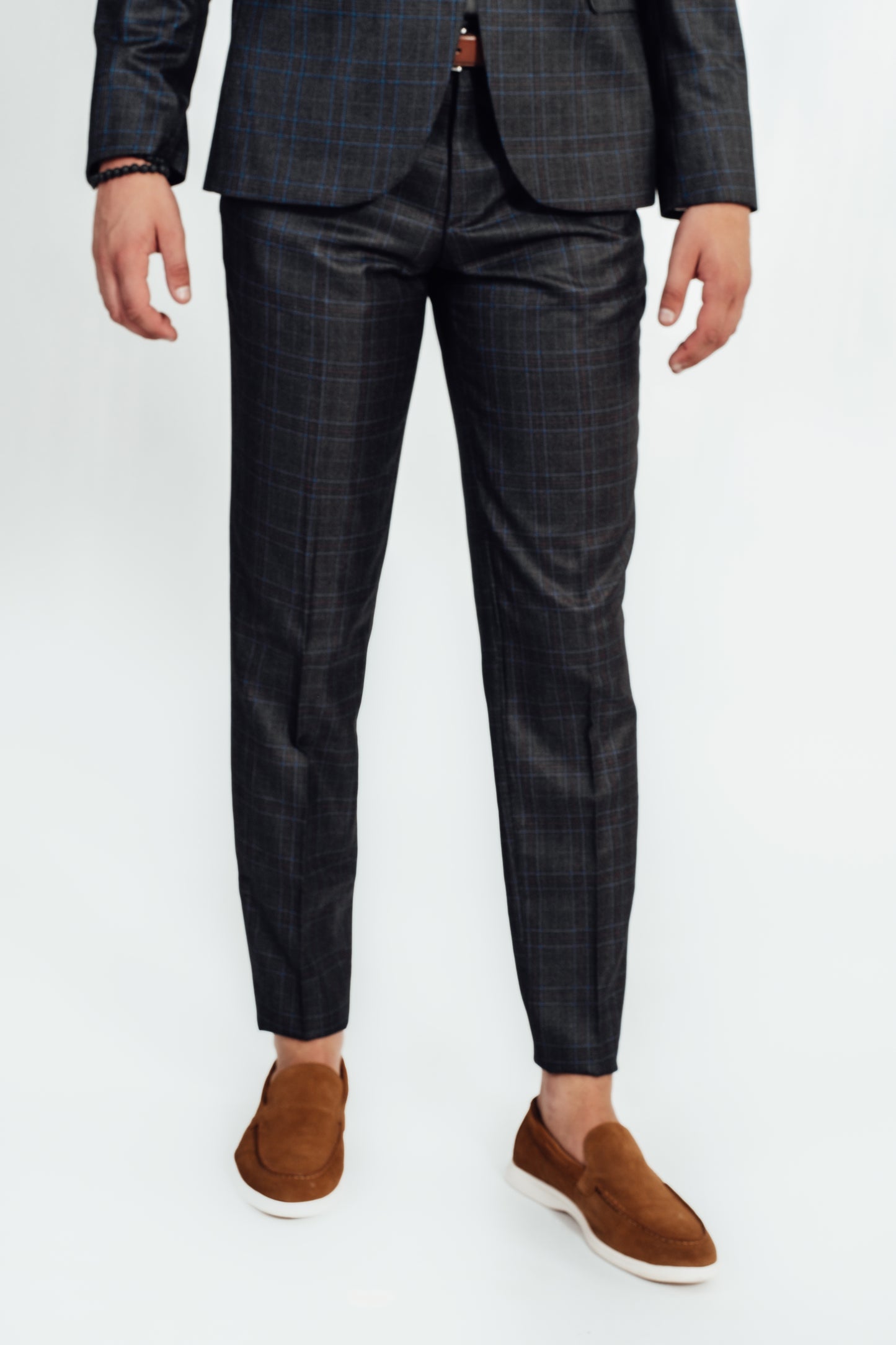 Model draagt donker blauw kostuum met kleine ruit van Suitify 5