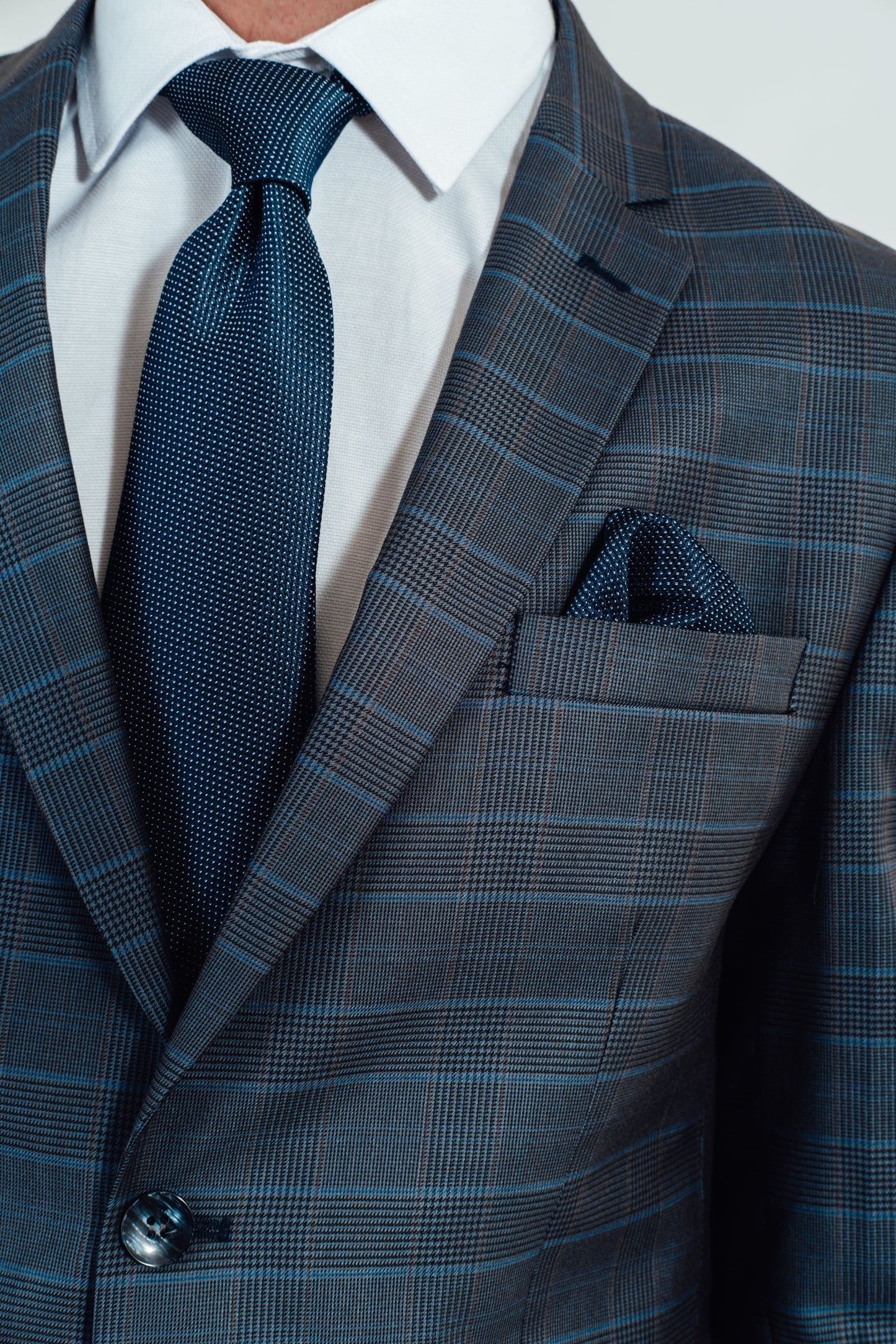 Detailfoto van kostuumvest blauw kleine ruit