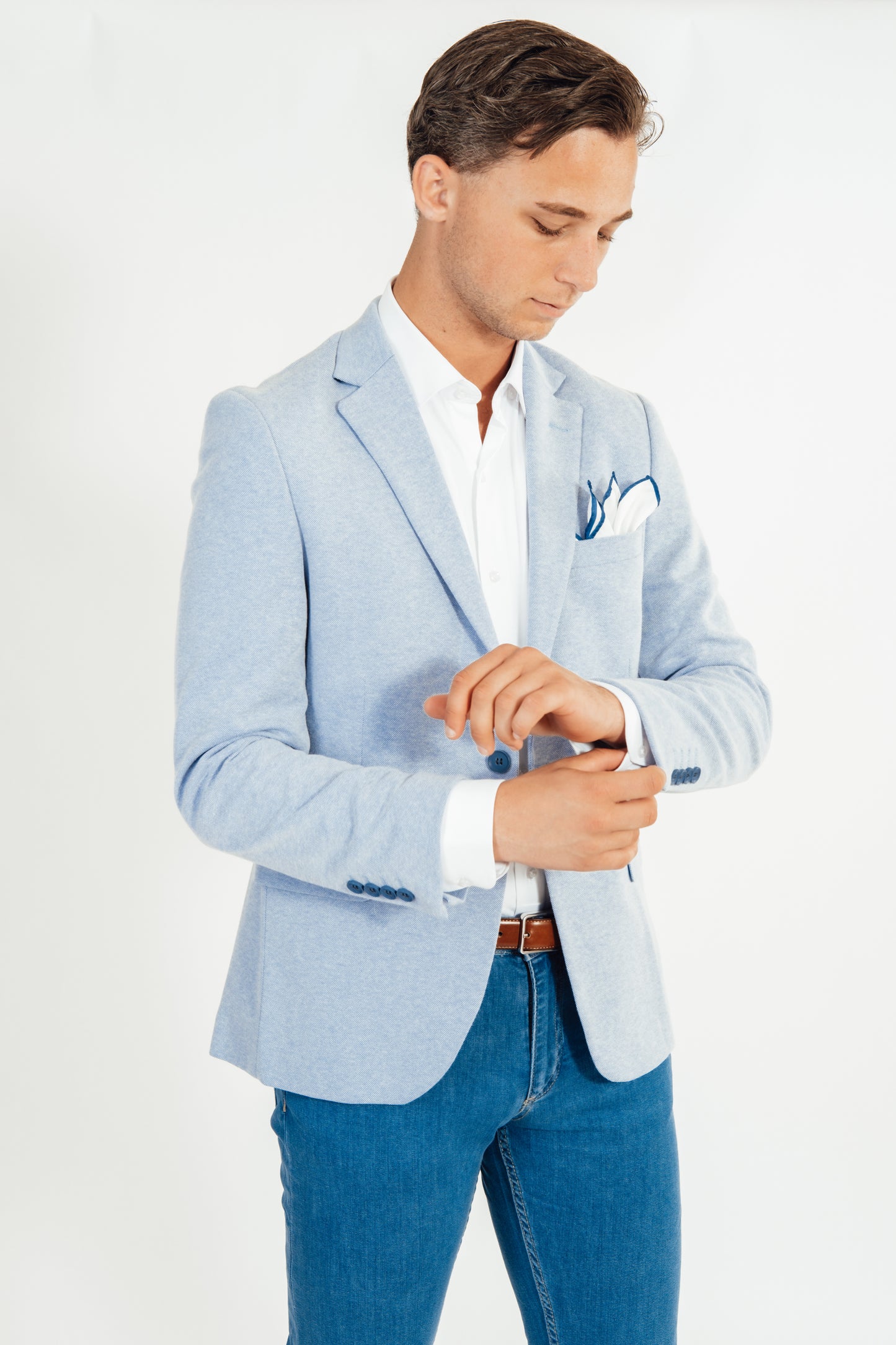 Man die een licht blauw effen vest van Suitify draagt
