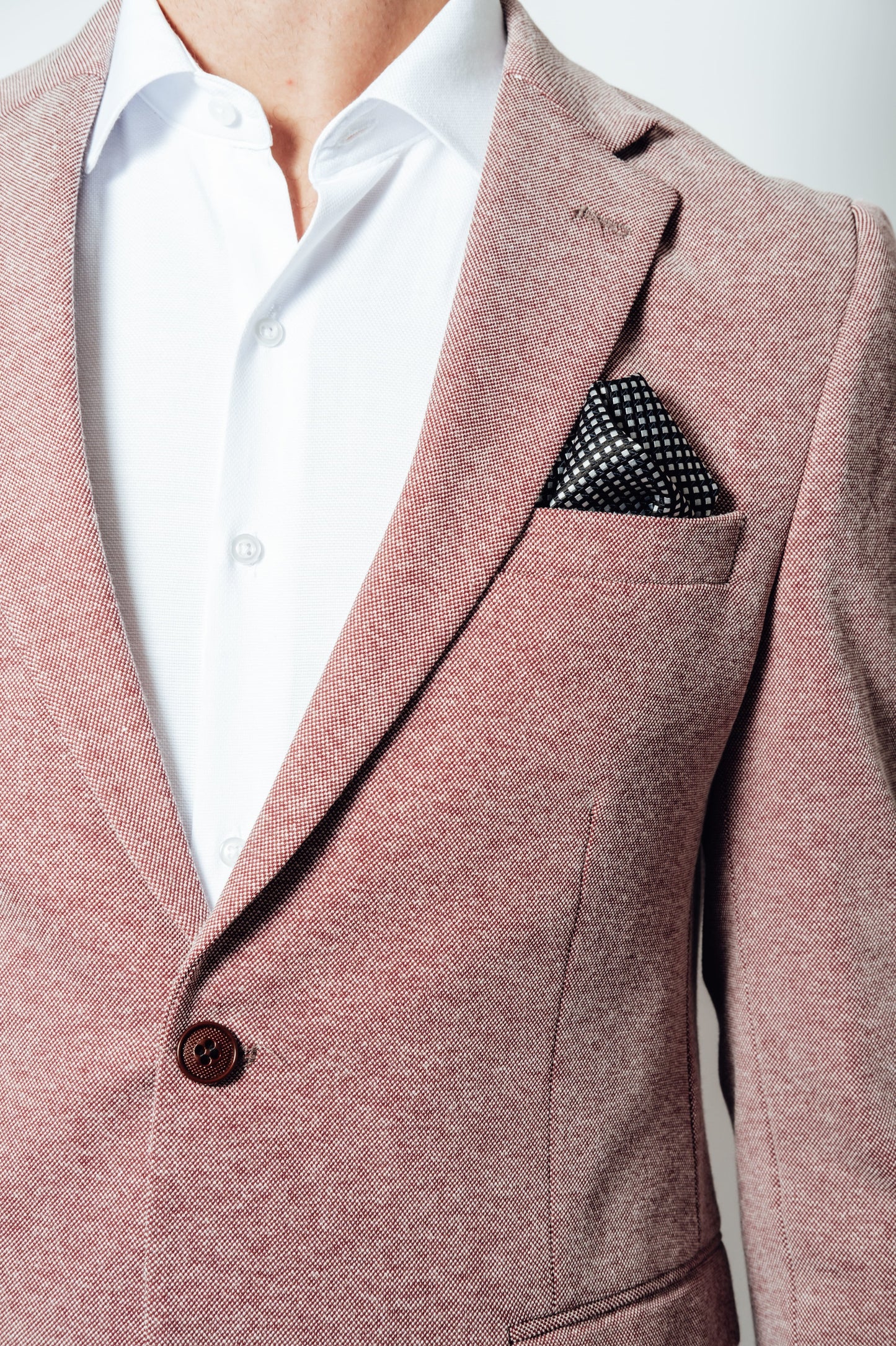 Details van licht rood effen vest van Suitify