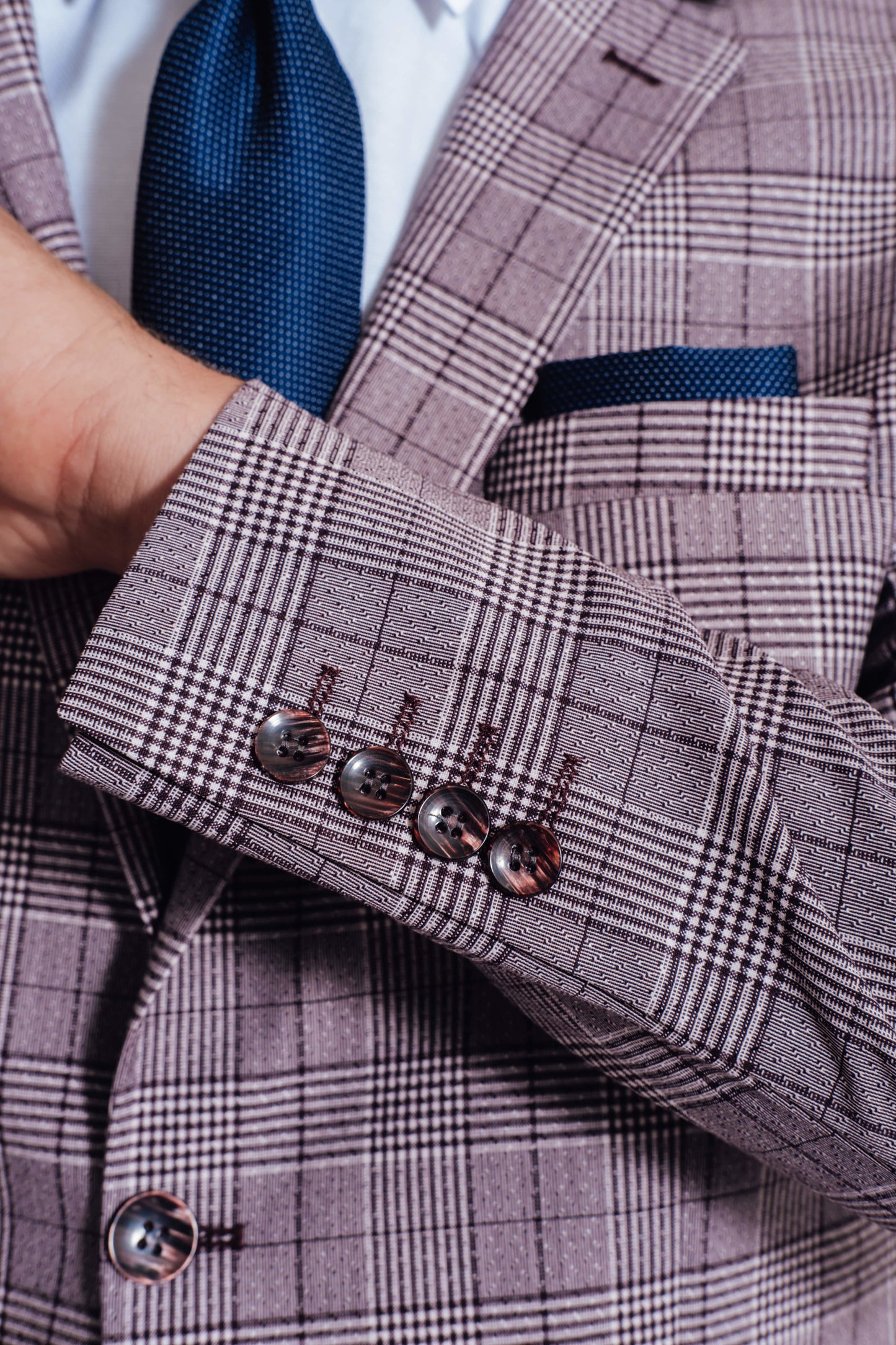 Detail van mouw van rood kostuumvest met kleine ruit van Suitify