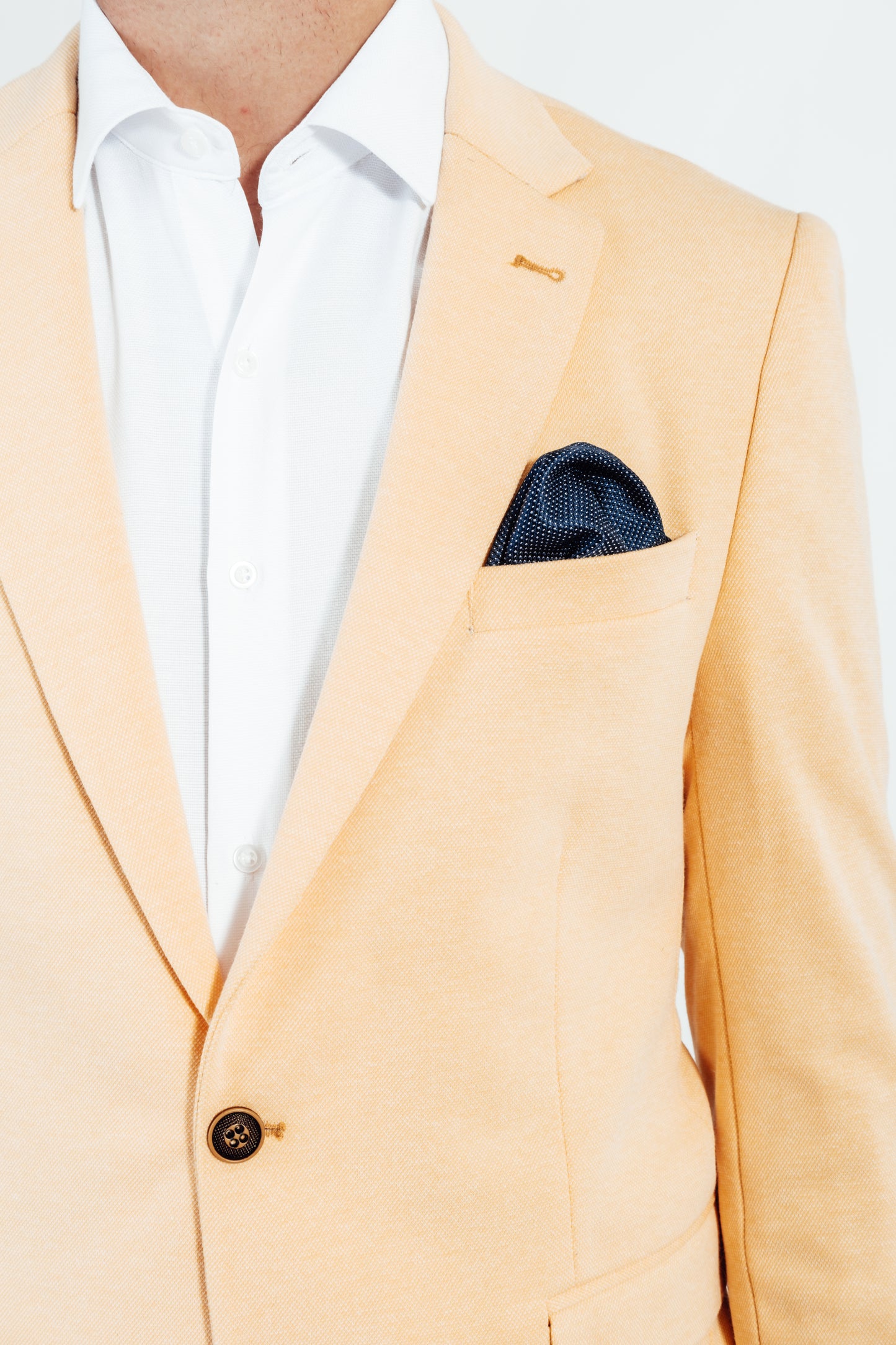 Details van licht geel effen vest van Suitify