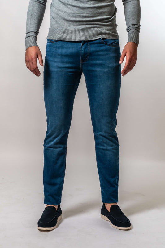 Man die donkerblauwe jeans van Suitify draagt