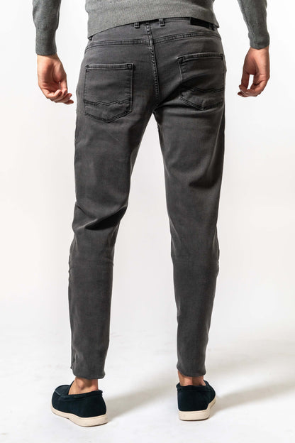 Achterkant van grijze jeans van Suitify gedragen door een man