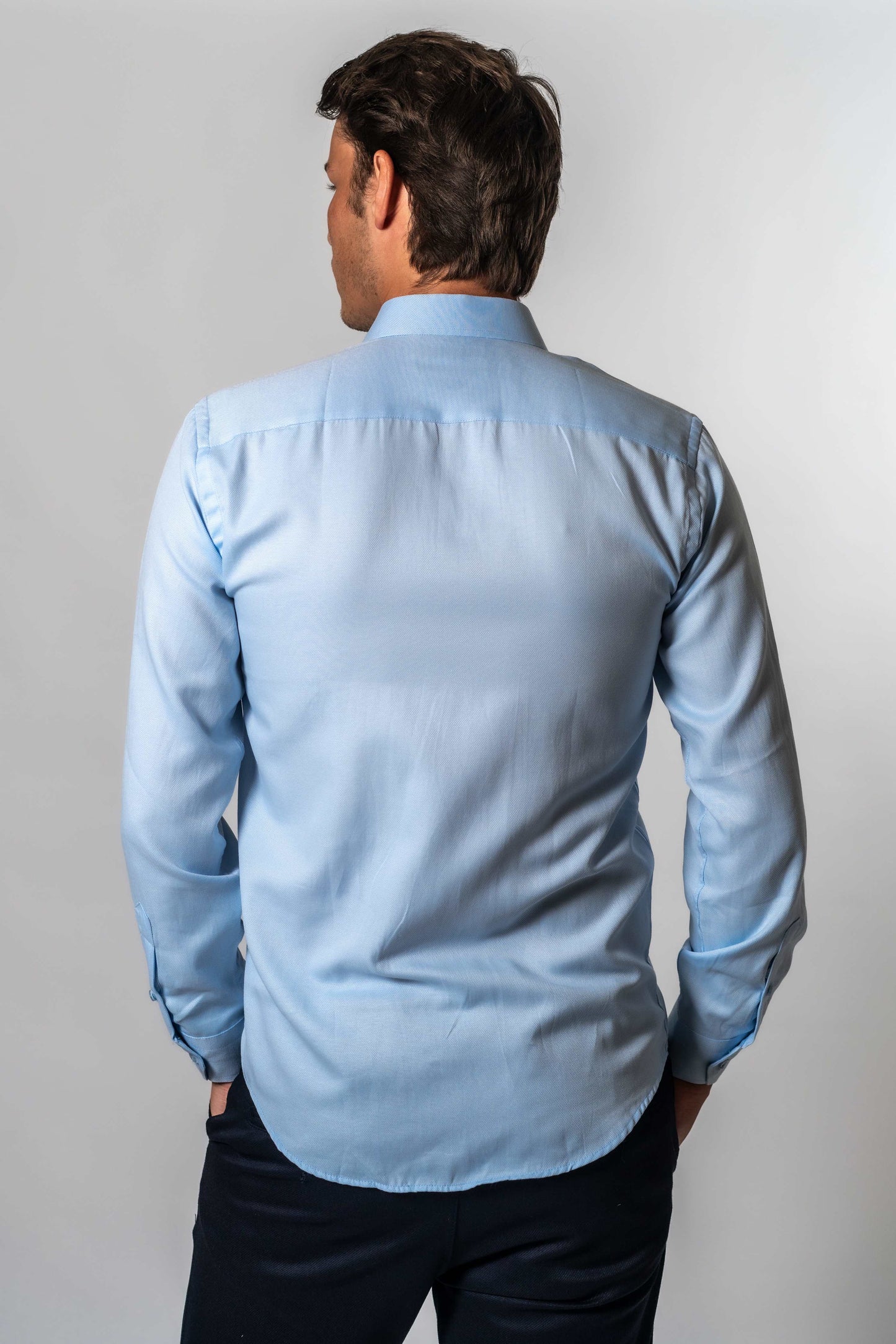 Achterkant van licht blauw effen hemd van Suitify gedragen door een man