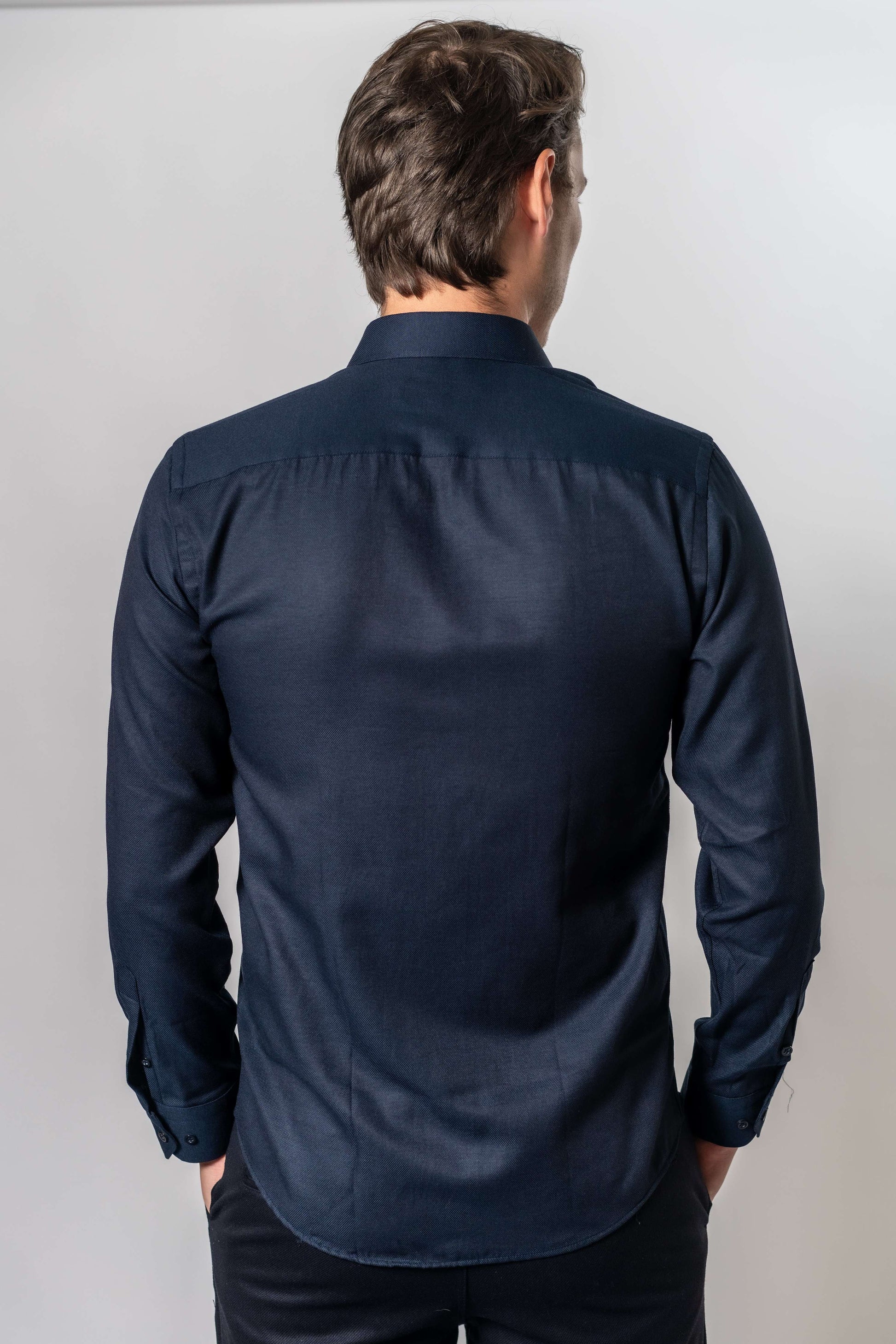 Achterkant van donker blauw effen hemd van Suitify gedragen door een man