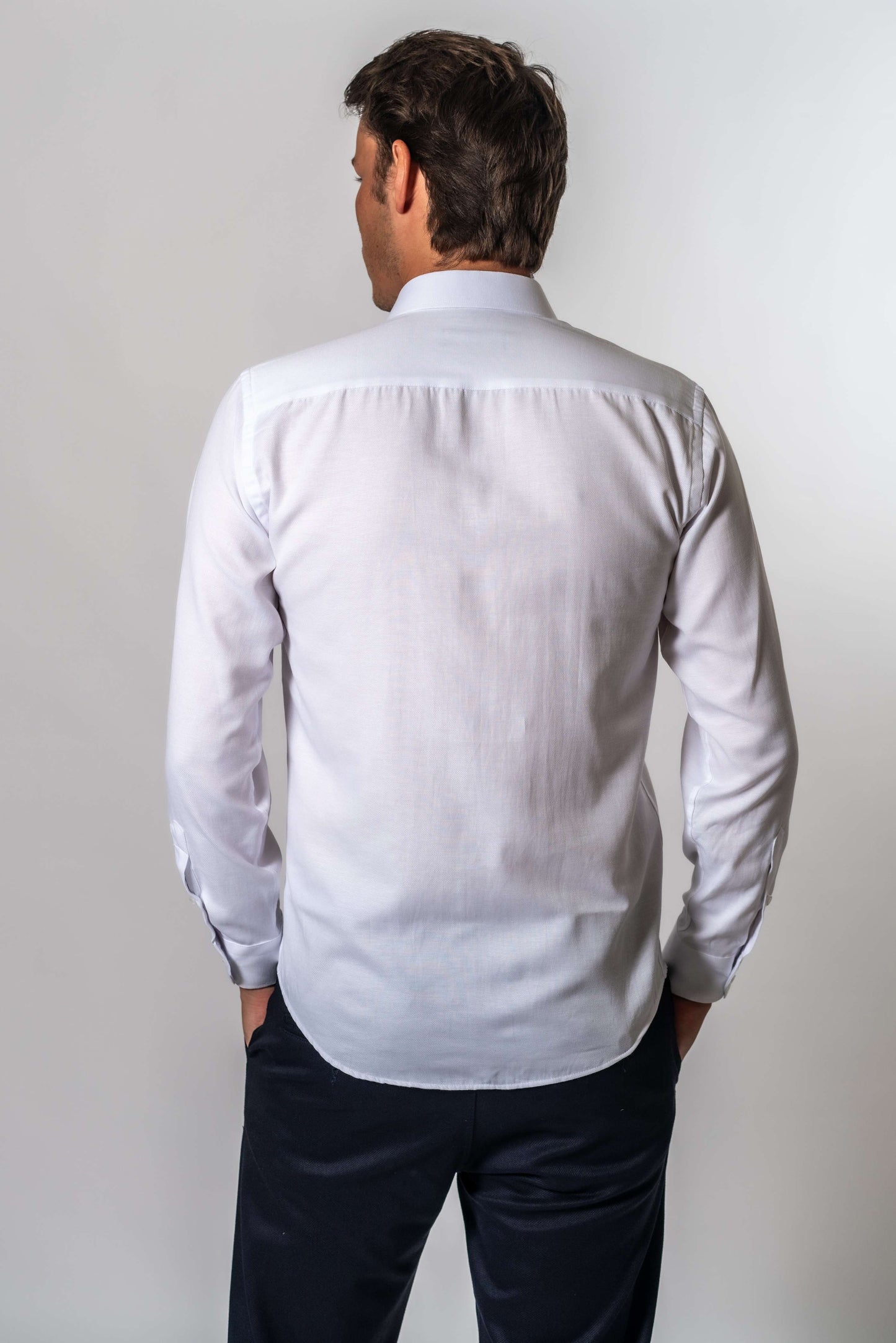 Achterkant van wit effen hemd van Suitify gedragen door een man