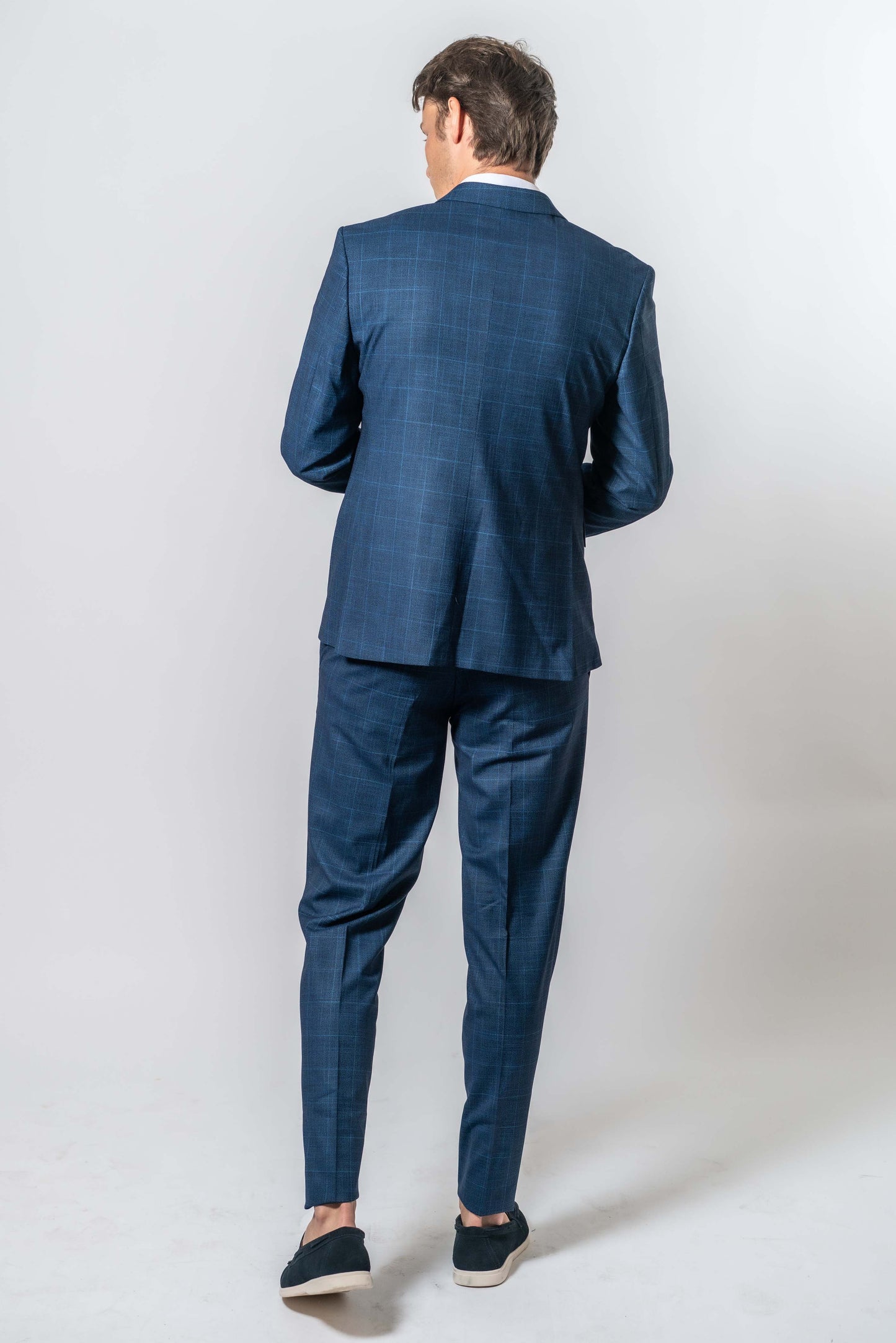 Achterkant van donkerblauwe kostuumbroek met ruit van Suitify