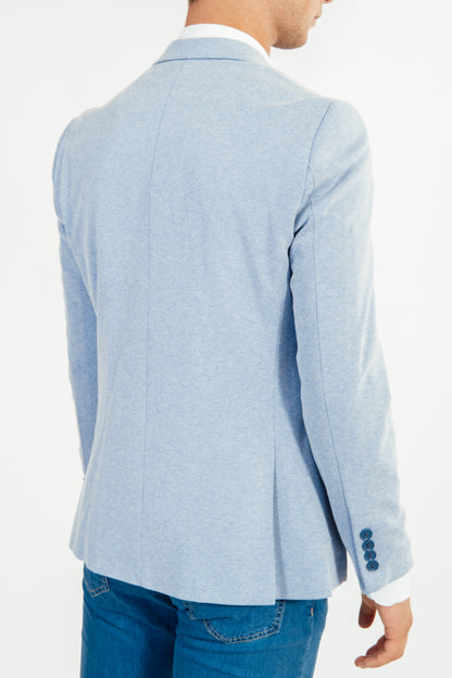 Achterkant van een licht blauw effen vest van Suitify gedragen door een man