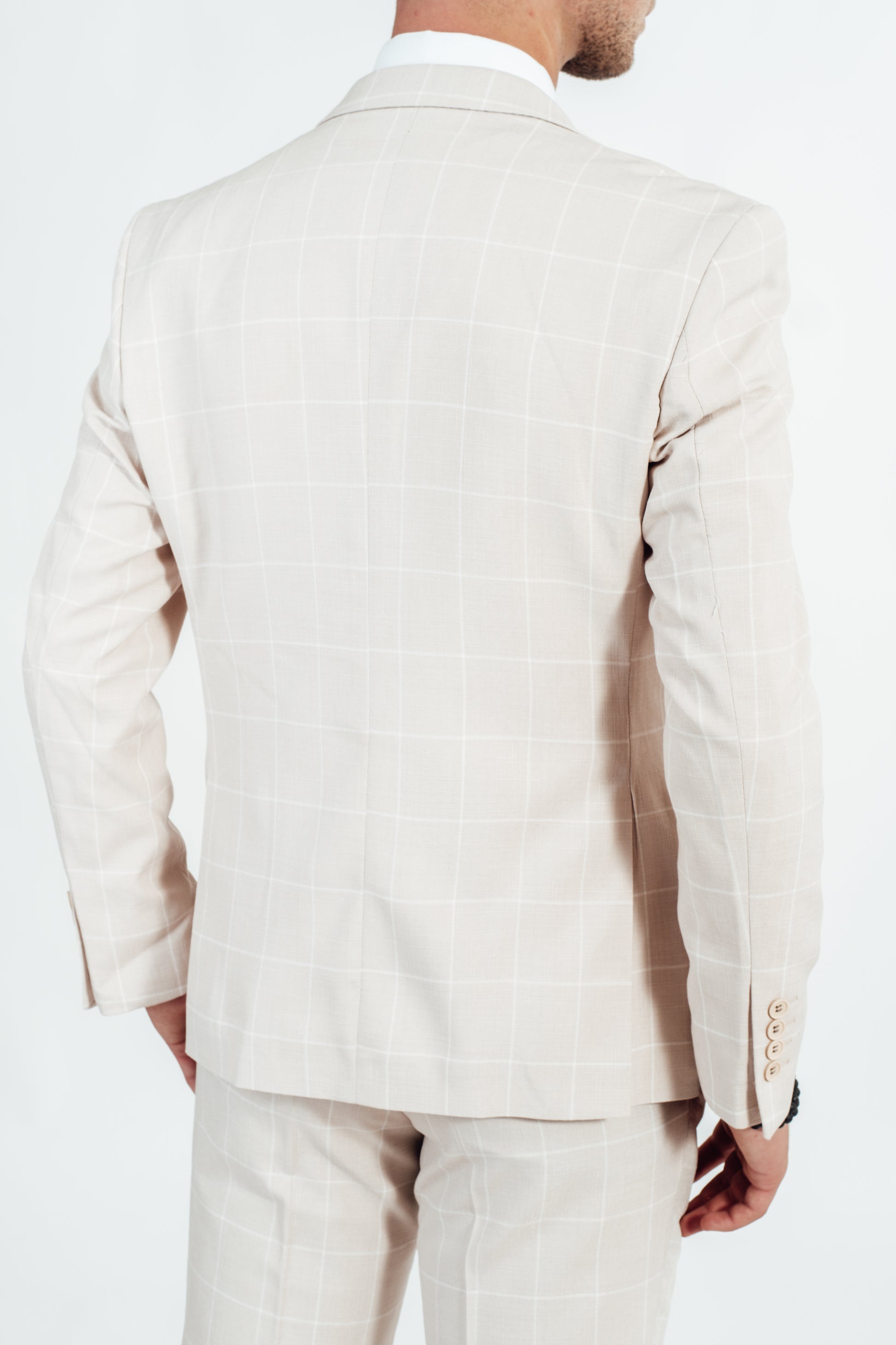 Achterkant van wit geruit vest van Suitify gedragen door een man