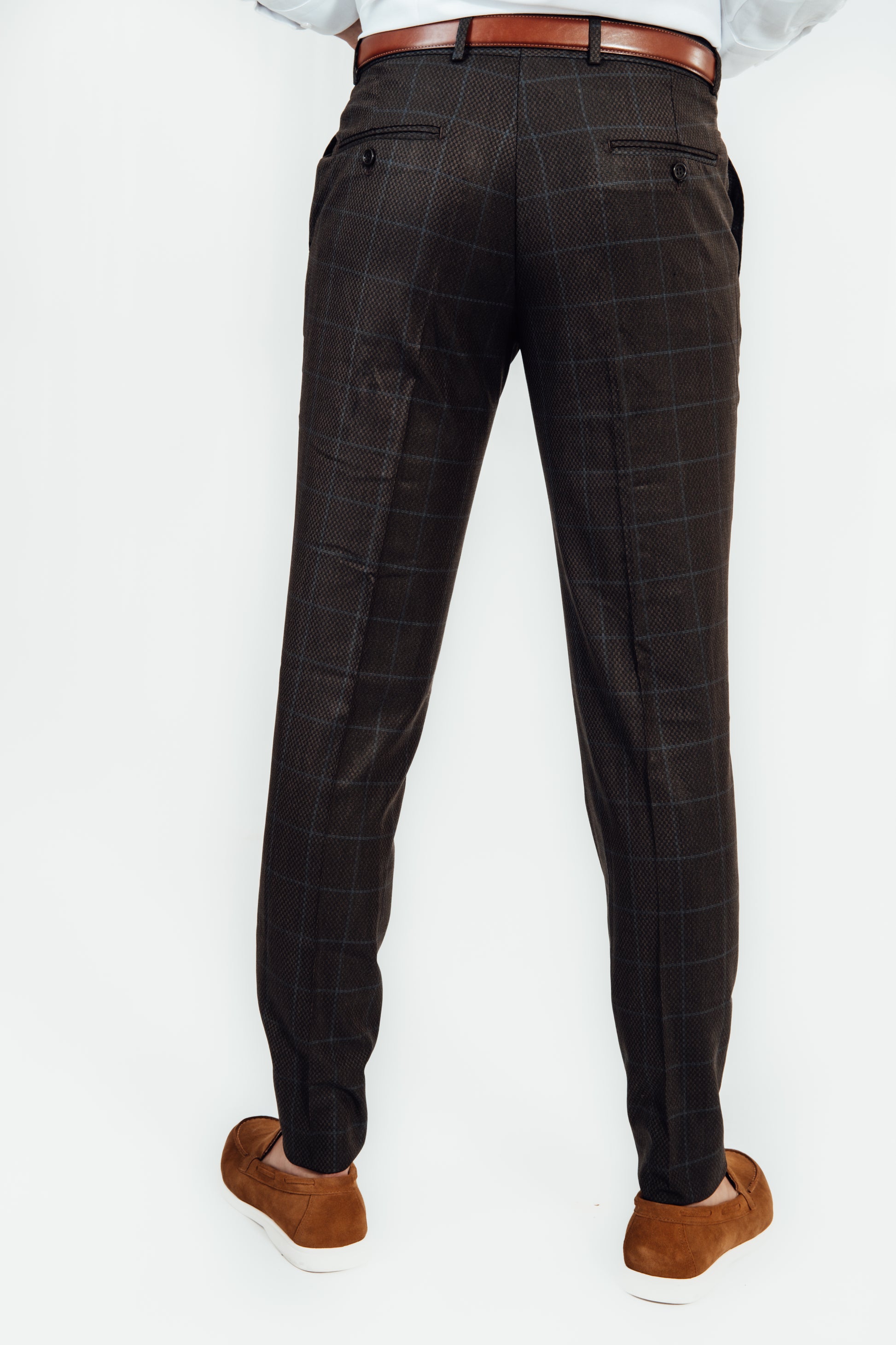 Achterkant van broek van man die donker bruin kostuum met ruit draagt van Suitify