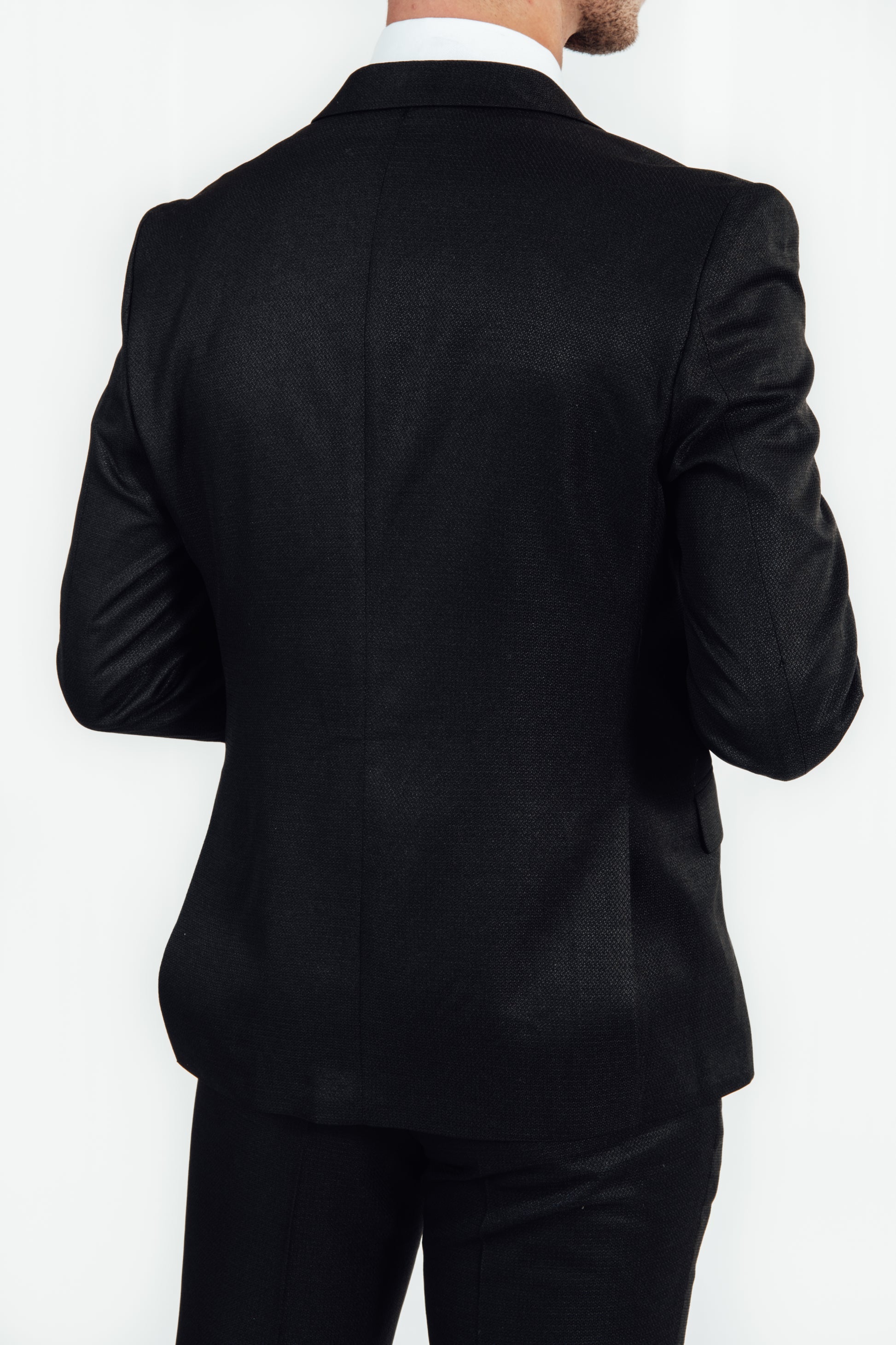 Achterkant van zwart effen kostuumvest van Suitify gedragen door een man 