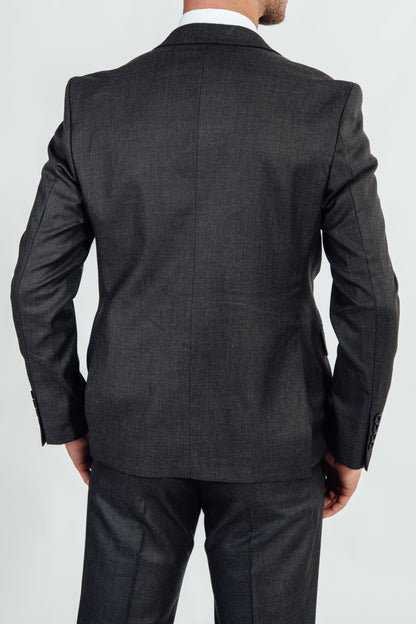 Achterkant van de rug van man die grijs effen kostuum van Suitify draagt