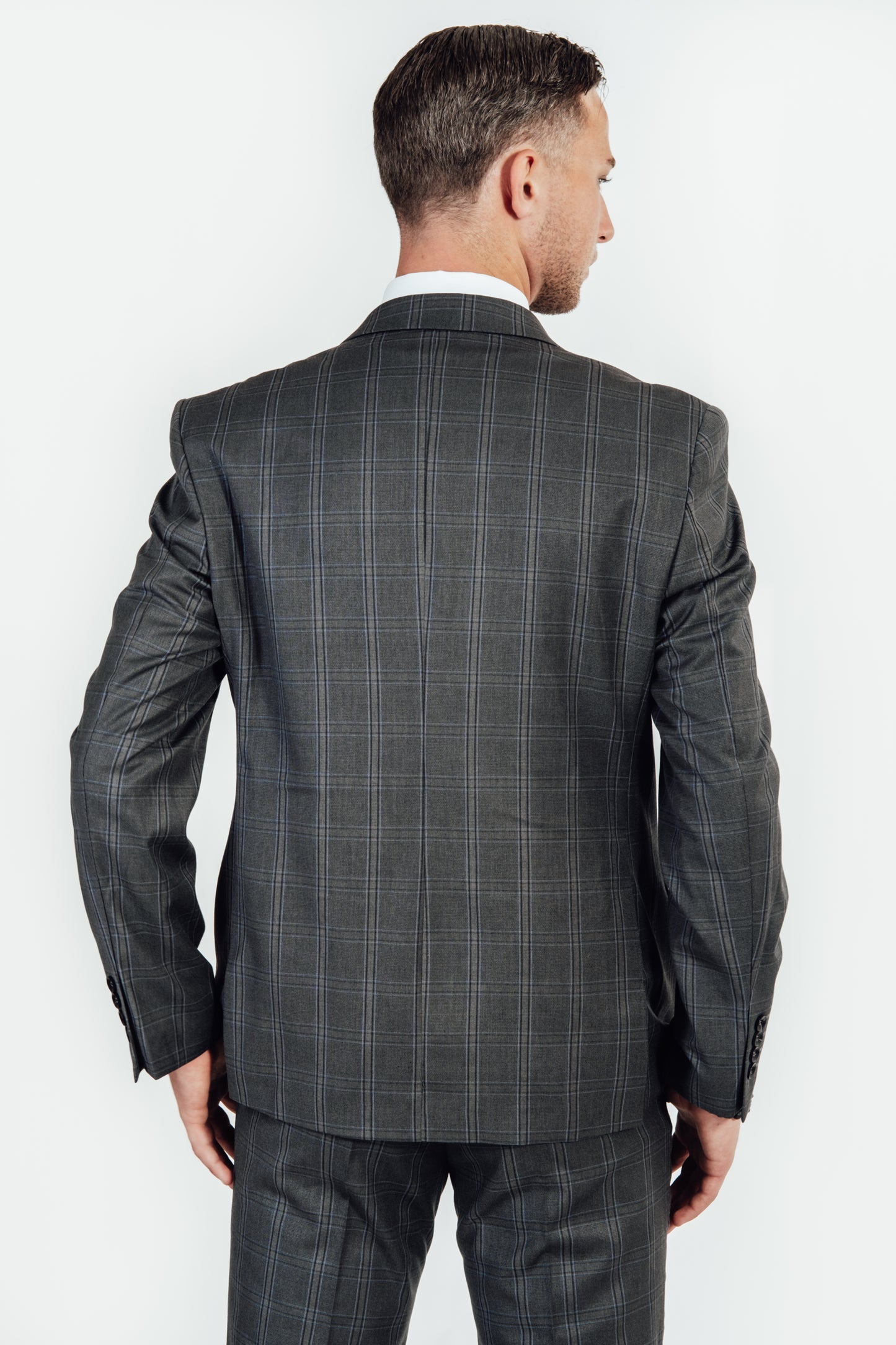 Achterkant van een grijs geruit kostuumvest van Suitify gedragen door een man