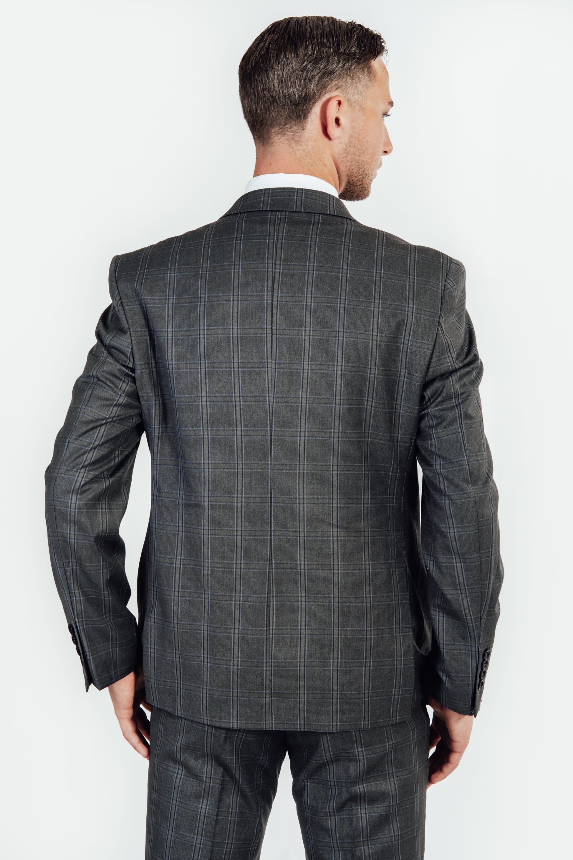 Achterkant van een grijs geruit kostuumvest van Suitify gedragen door een man