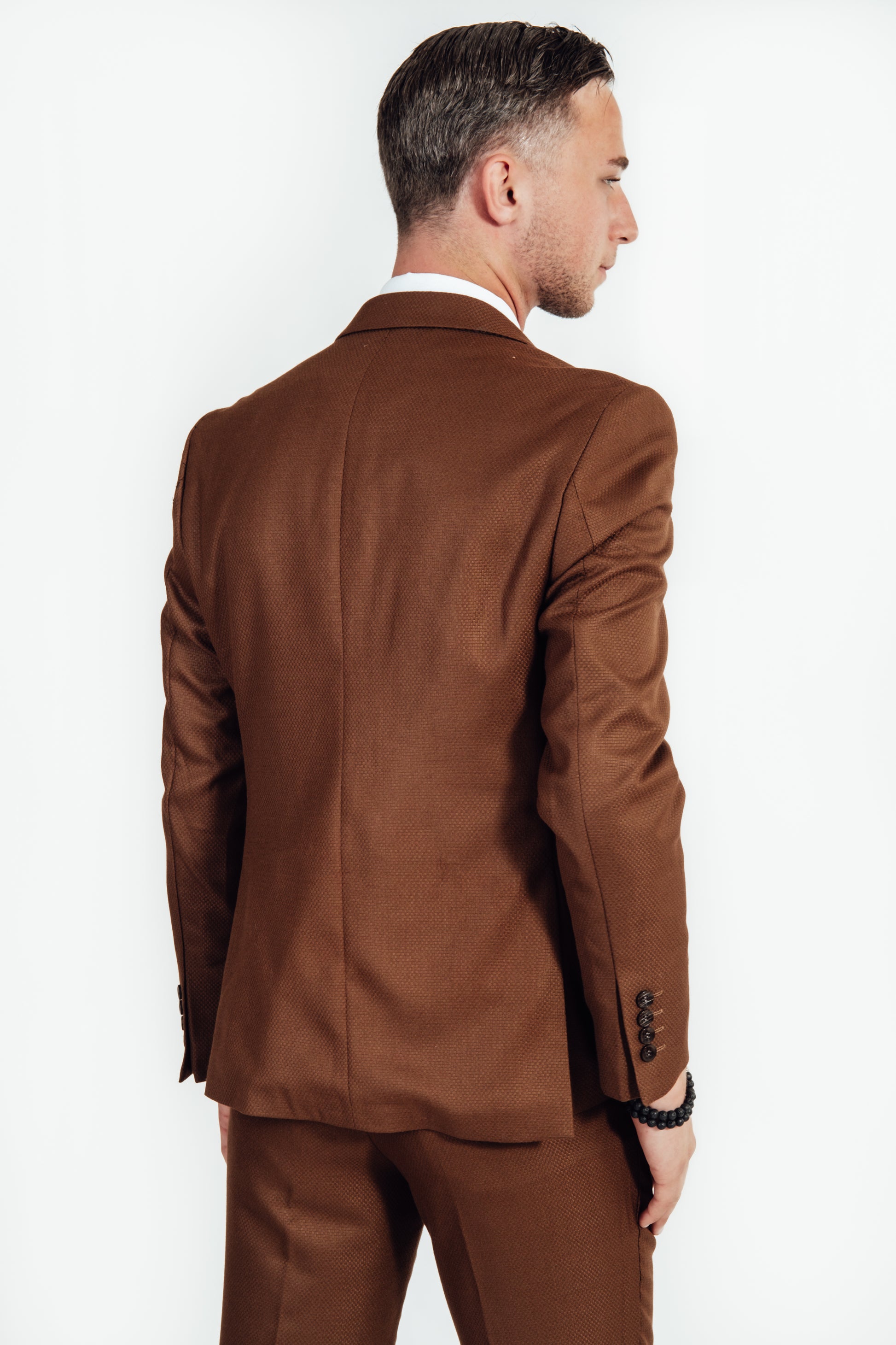 Achterkant van bruin dik geweven kostuumvest van Suitify gedragen door een man