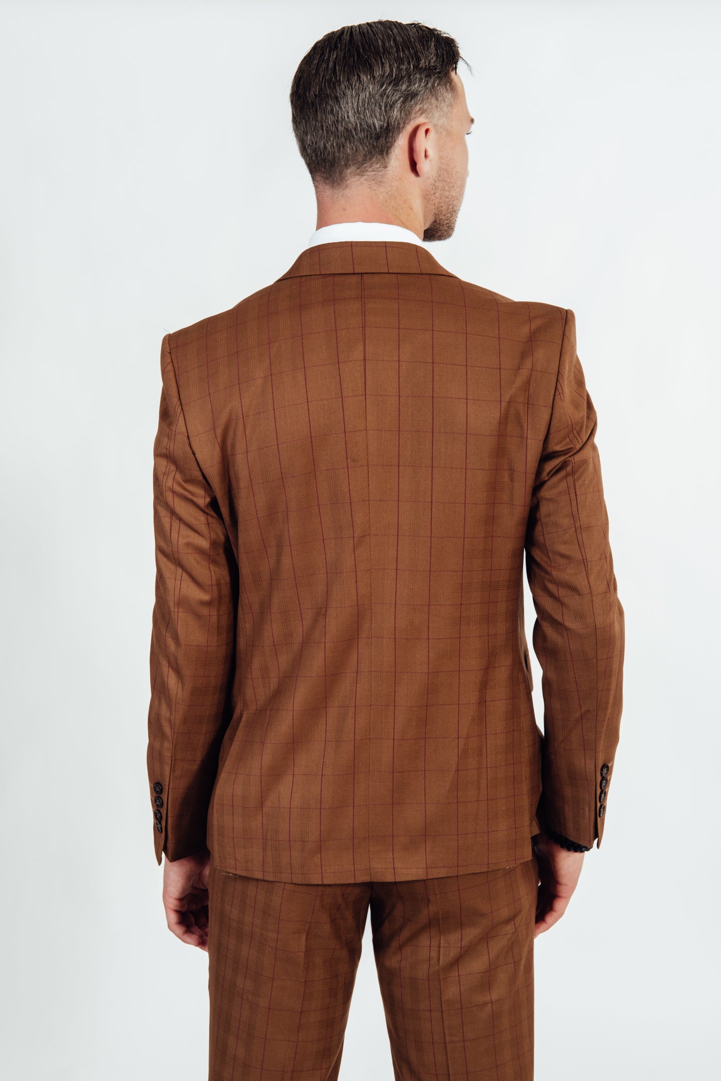 Achterkant van een bruin geruit kostuumvest van Suitify gedragen door een man