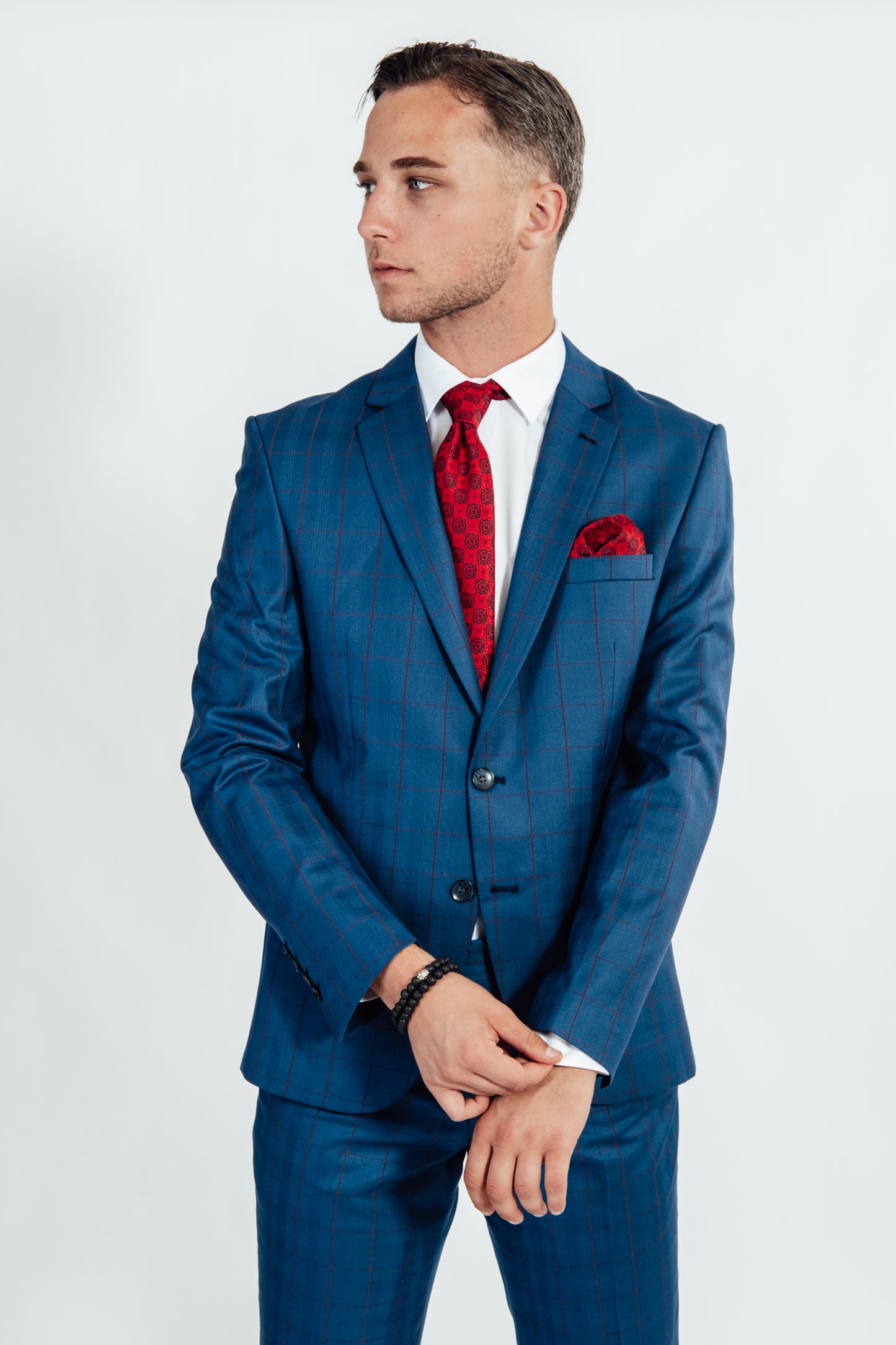 Man draagt een blauw geruit kostuumvest van Suitify