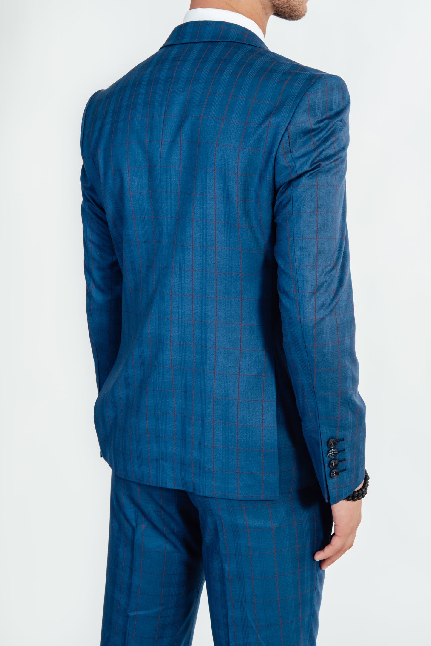 Achterkant van blauw kostuumvest met ruit van Suitify gedragen door een man