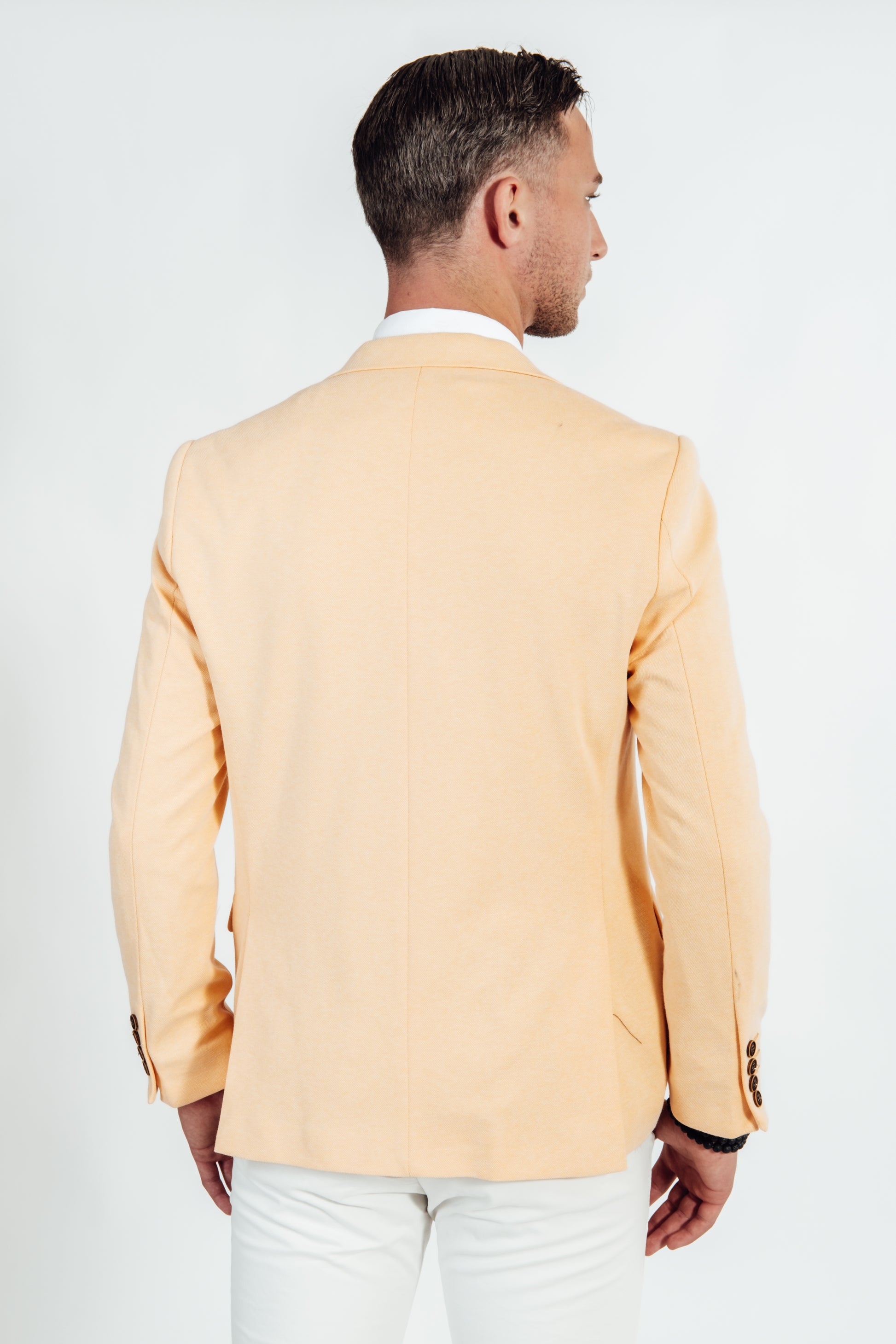 Achterkant van licht geel effen vest van Suitify gedragen door een man