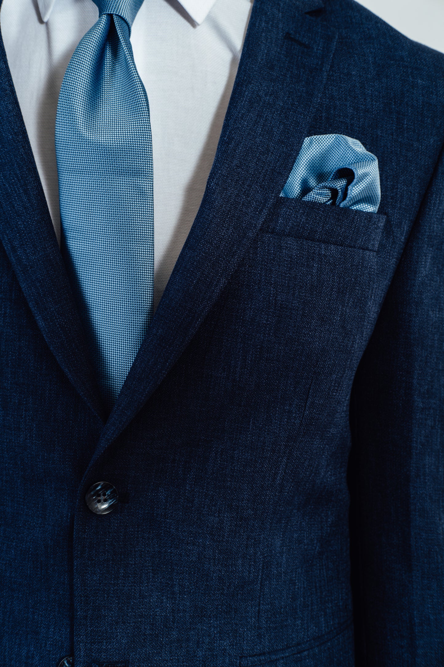 Detail van donker blauw effen kostuumvest van Suitify